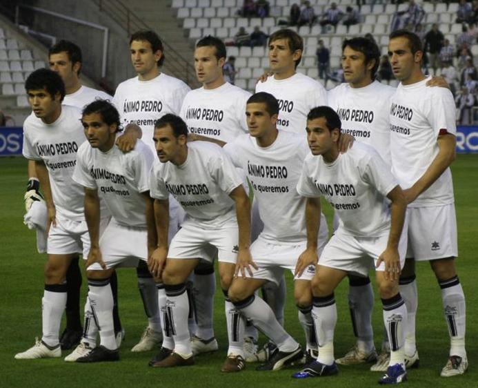 Los jugadores del Albacete mostraron una camiseta de apoyo al delegado Pedro Martínez Bravo