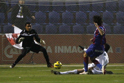 Keylor Navas no pudo hacer nada en el gol del Huesca