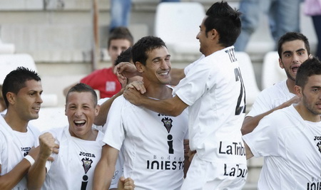 Calle es felicitado por Tete tras anotar el gol del Albacete que encarrilaba la eliminatoria ante el Alavés