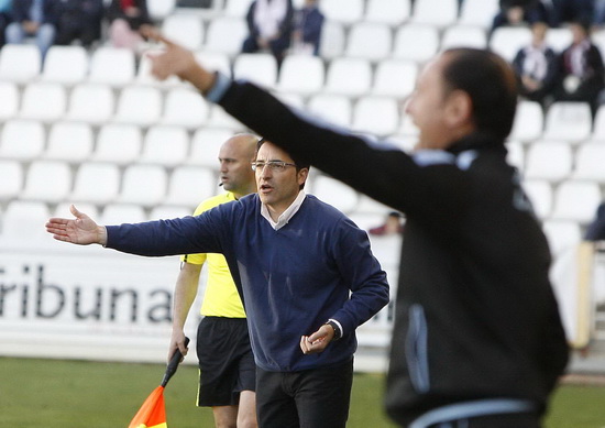 Antonio Gómez y Pichi Lucas dando instrucciones a sus equipos en la banda del Carlos Belmonte