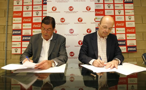 Nacho Villa y Rafael Candel firman el nuevo convenio entre el Albacete Balompié y RTVCM