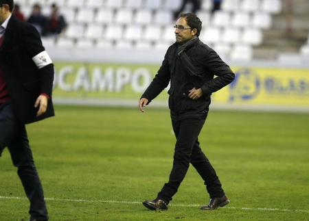 Antonio Gómez se marcha serio tras el empate ante el filial sportinguista