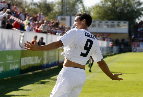 Calle celebra su cuarto gol de la temporada y el que ponía al Alba en ventaja a los siete minutos de comenzar el encuentro