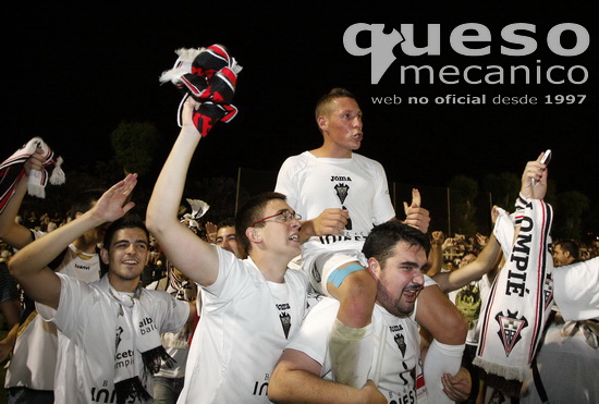 Adriá Granell es sacado a hombros tras el excepcional triunfo del Albacete ante el Orihuela
