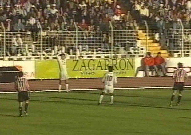 Zalazar aguarda un balón entre Rípodas y Mendiguren en el pirmer enfrentamiento entre Athletic y Albacete en su historia. Temp. 1991-92.