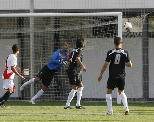 Miguel Martínez no pudo hacer nada en el primer gol del Rayo Vallecano B