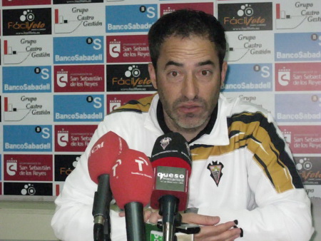 Antonio Gómez entrenador del Albacete en su comparecencia en el Estadio Matapiñonera