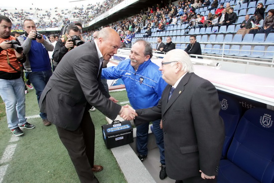 El albaceteño Andrés Tébar, entrenador del Tenerife, saludó al banquillo manchego