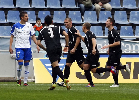 Los jugadores albaceteños celebran el primer tanto del partido anotado en propia puerta por los tinerfeños