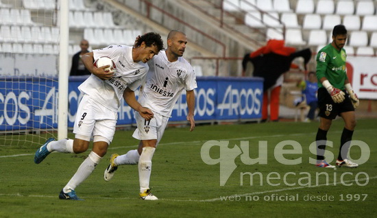 Calle y Sergio Molina celebran el primer gol del Albacete frente al Almería "B".
