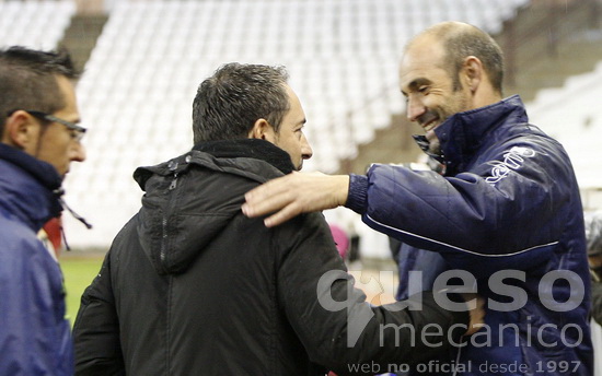 Antonio Gómez y el albaceteño Alberto Monteagudo se saludan antes del inicio del Albacete-Cádiz