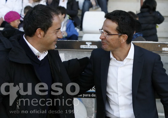 Antonio Gómez saluda a Manolo Sánchez antes del inicio del encuentro Albacete Balompié - UCAM de Murcia