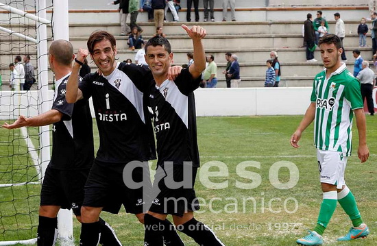 Zurdo, David Alba y Sergio Molina celebran la victoria del Albacete ante el Betis B