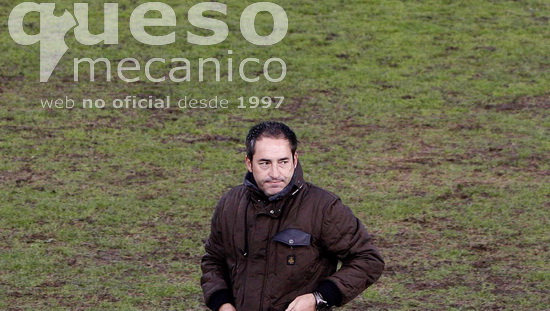 Antonio Gómez con el barro del Estadio Príncipe Felipe a su espalda