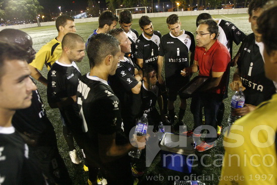 Antonio Gómez charla con sus jugadores antes del lanzamiento de penalties