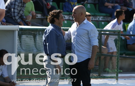 Luis César Sampedro y Pedro Buenaventura se saludan antes del inicio del encuentro