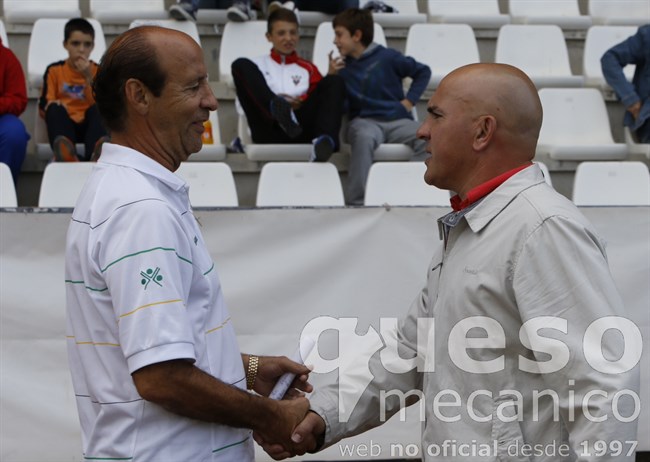 Luis César Sampedro y Ángel Marcos se saludan antes del inicio del encuentro Albacete Balompié - Cacereño