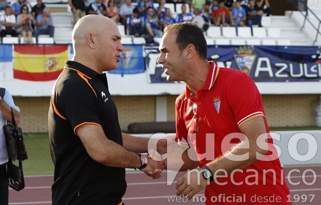Luis César Sampedro y Fali Montes se saludan antes del inicio del encuentro entre San Fernando C.D. y Albacete Balompié