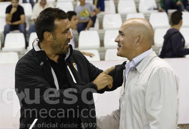 Luis César Sampedro y Raúl Agné se saludan antes del inicio del encuentro entre Albacete Balompié y Cádiz C.F.