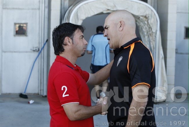 Luis César Sampedro y Manolo Sanlúcar se saludan antes del inicio del encuentro entre Algeciras y Albacete Balompié