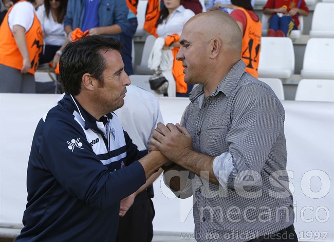 Luis César Sampedro y José Manuel Borja se saludan antes del inicio del encuentro