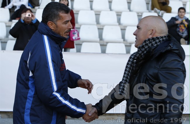 Luis César Sampedro y Juan Marrero se saludan antes del inicio del encuentro entre Albacete y Arroyo