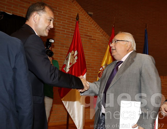 El nuevo presidente del Alba José Miguel Garrido es felicitado por Ferre de la Rosa