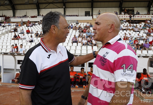 Luis César Sampedro y Joaquín Caparros se saludan antes del inicio del encuentro