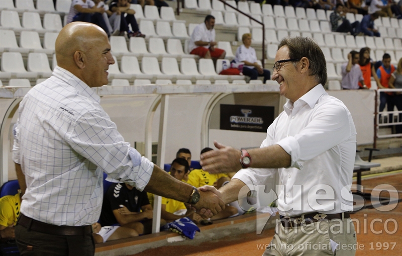 Juan Antonio Anquela y Luis César Sampedro se saludan antes del inicio del encuentro entre Albacete y Numancia