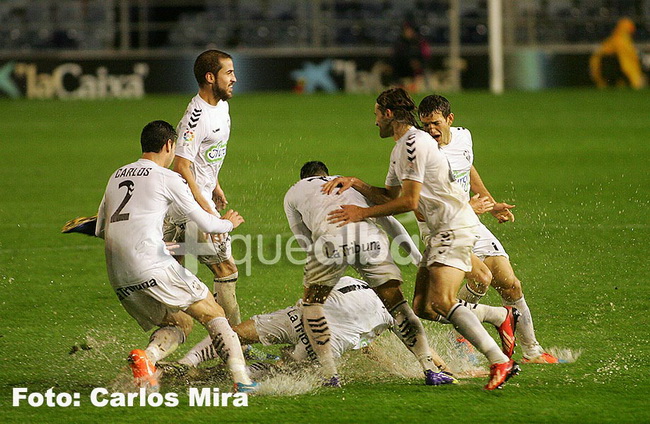 Los jugadores del Alba celebran en el Mini Estadi el gol de la victoria final