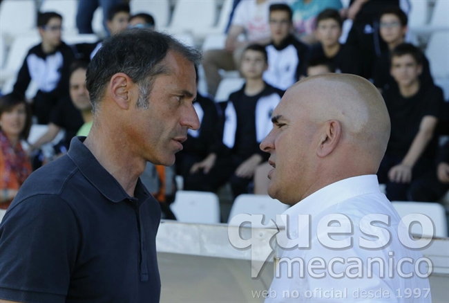 Luis César Sampedro y Alberto López, dos ex-guardametas ahora entrenadores, se saludan antes del inicio del encuentro