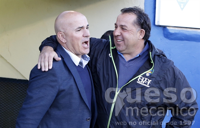 Luis César Sampedro y el segundo entrenador del Llagostera Oriol Alsina se saludan amistosamente