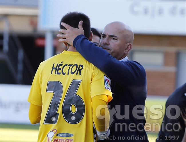 Sampedro consolaba a Hector Pizana tras la desgraciada jugada de su expulsión