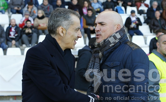 Luis César Sampedro y Carlos Terrazas se saludan antes del inicio del encuentro