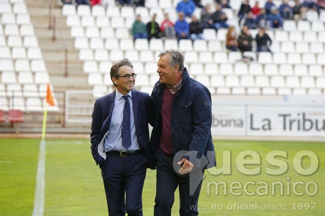César Ferrando y Fernando Vázquez charlan animadamente antes del inicio del Albacete-Mallorca