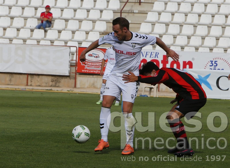 Isaac Aketxe anotaba de penalty el primer tanto del Albacete ante el Arenas y era testigo de excepción del segundo