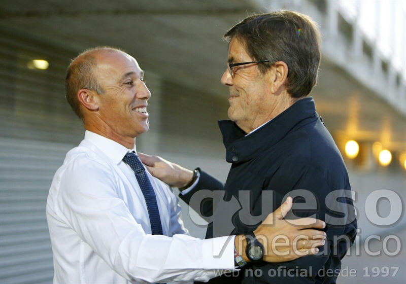 El presidente de honor del Albacete Balompié saluda al ex- Antonio Calderón ahora entrenador del Fuenlabrada