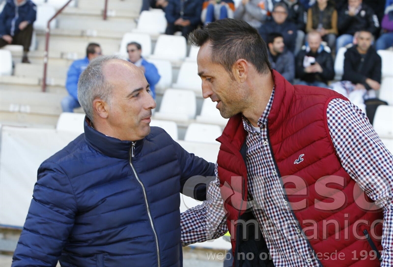José Manuel Aira y Diego Montoya se saludan antes del inicio del encuentro entre Albacete Balompié y U.D. San Sebastián de los Reyes