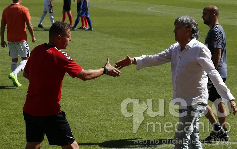 Enrique Martín y Curro Torres se saludan a la finalización del encuentro entre Albacete Balompié y Lorca F.C.