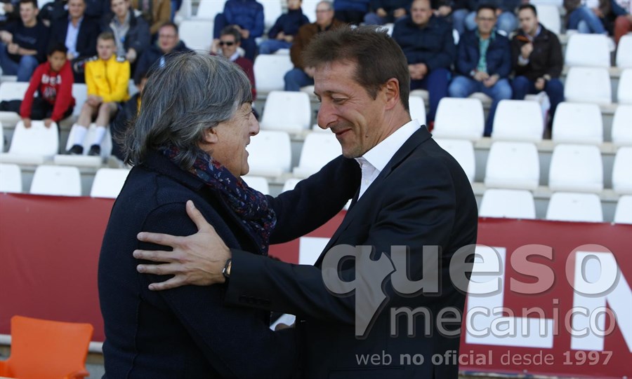 Enrique Martín Monreal y Luis Miguel Ramis se saludan antes del inicio del encuentro entre Albacete Balompié y U.D. Almería