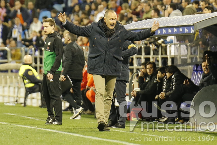 Víctor Fernández nervioso en la banda de La Romareda en el partido ante el Albacete
