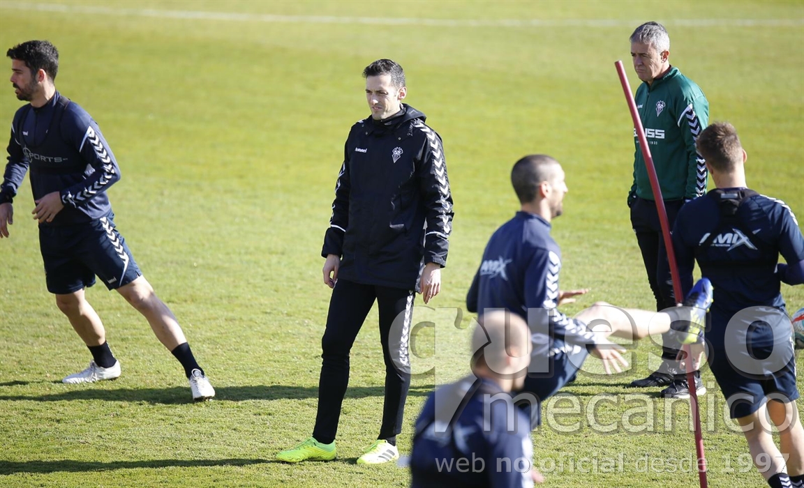 Foto de Alberto Piernas con Lucas Alcaraz dirigiendo un entrenamiento físico del Albacete Balompié