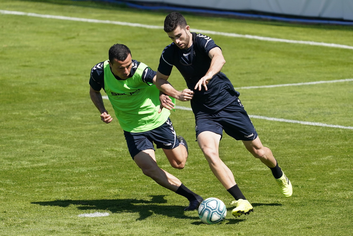 Diego Barri en pugna con Karim Azamoum en la sesión de entrenamiento del Albacete Balompié de este miércoles 20 de mayo