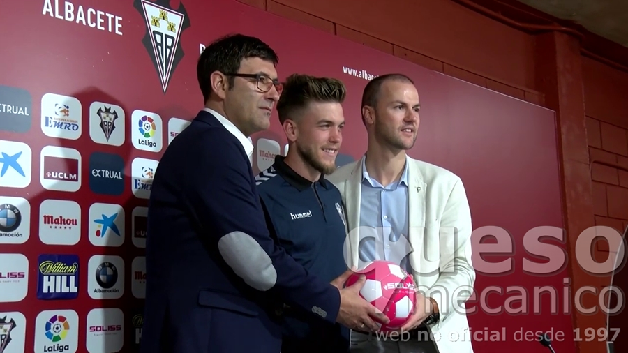 Álvaro Jiménez con el CEO del Albacete Víctor Varela y con el director deportivo Mauro Pérez