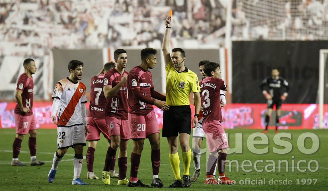 Momento de la expulsión de Eddy Silvestre en la primera mitad del encuentro Rayo Vallecano - Albacete Balompié