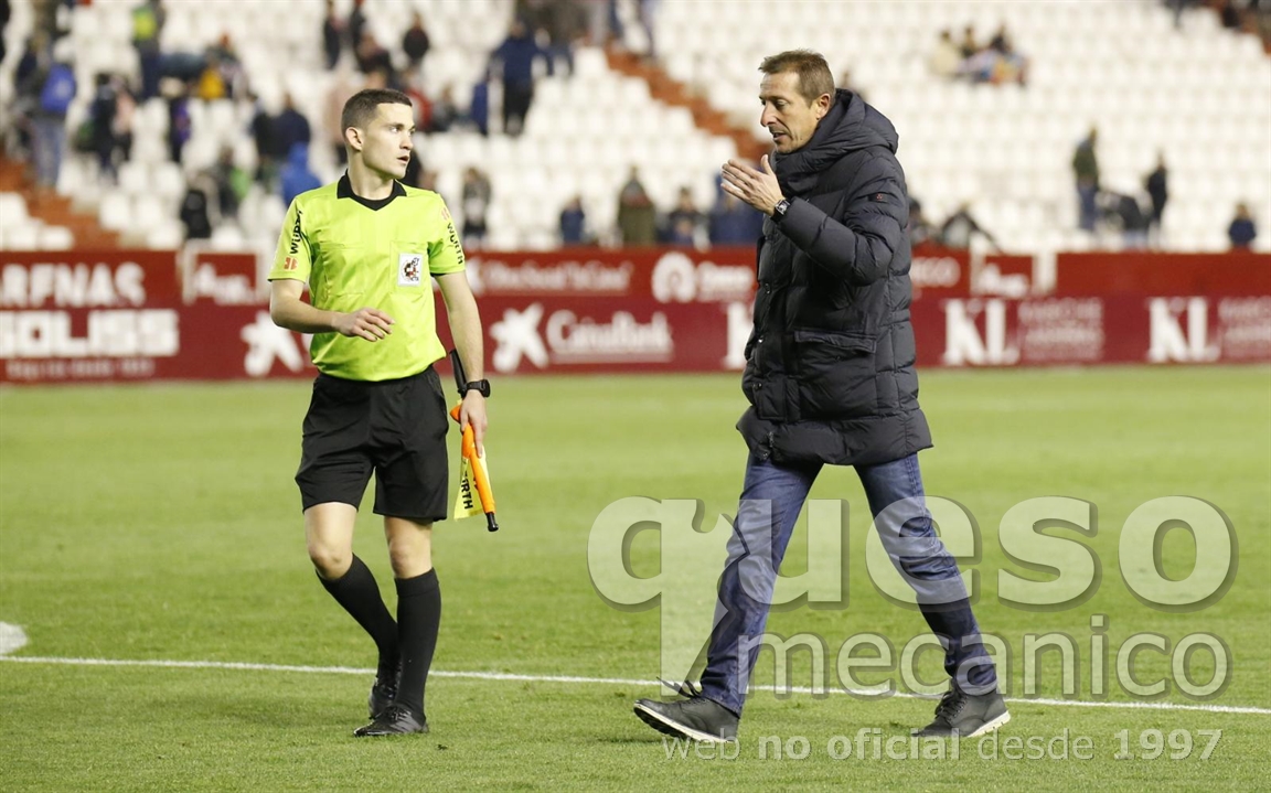 Luis Miguel Ramis se retira a vestuarios enfadado tras el empate del Albacete ante el Fuenlabrada