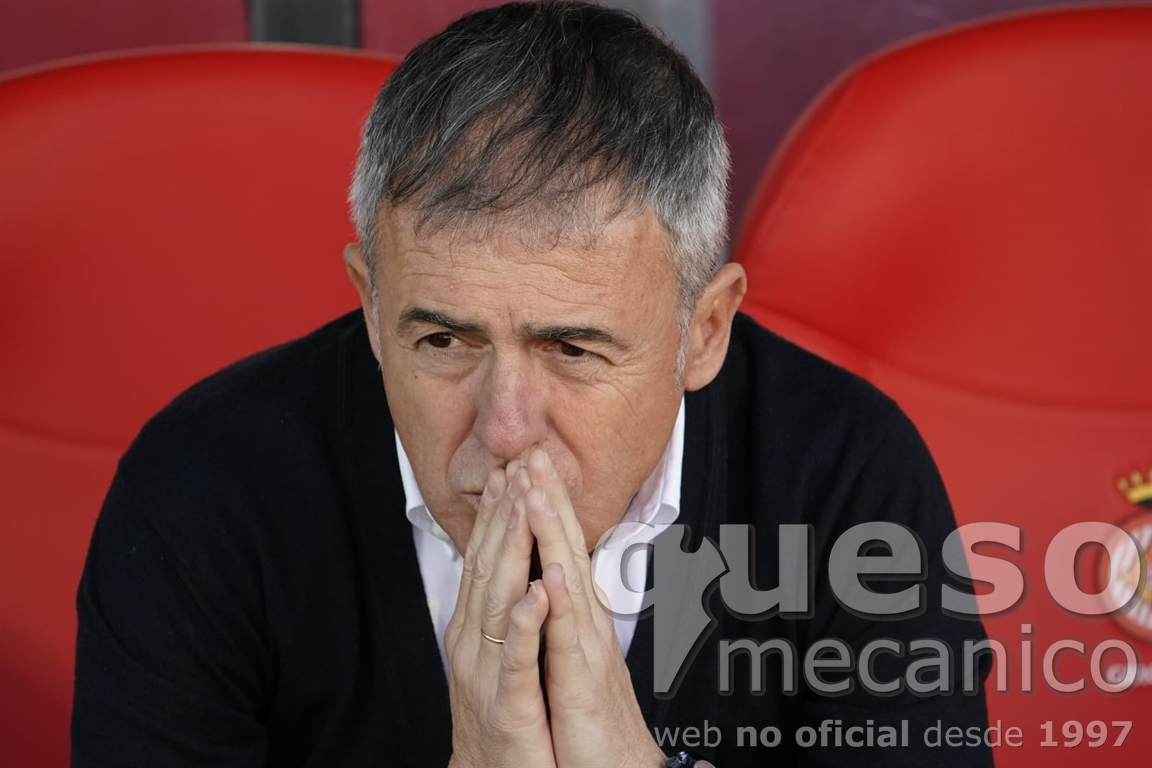 Foto de Lucas Alcaraz en el banquillo del Estadio de Montilivi antes del inicio del encuentro Girona F.C. - Albacete Balompié