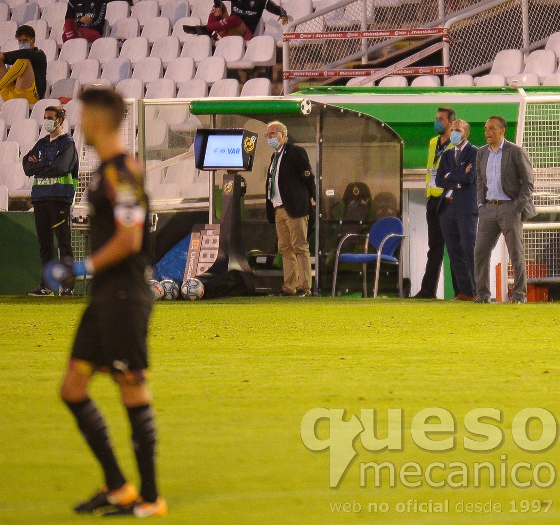 José Luis Oltra enfadado y resignado por la derrota de su equipo