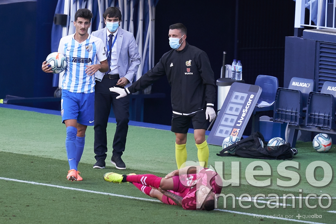 Javi Acuña se hizo daño en la rodilla tras una entrada de un jugador malaguista y tuvo que ser sustituido