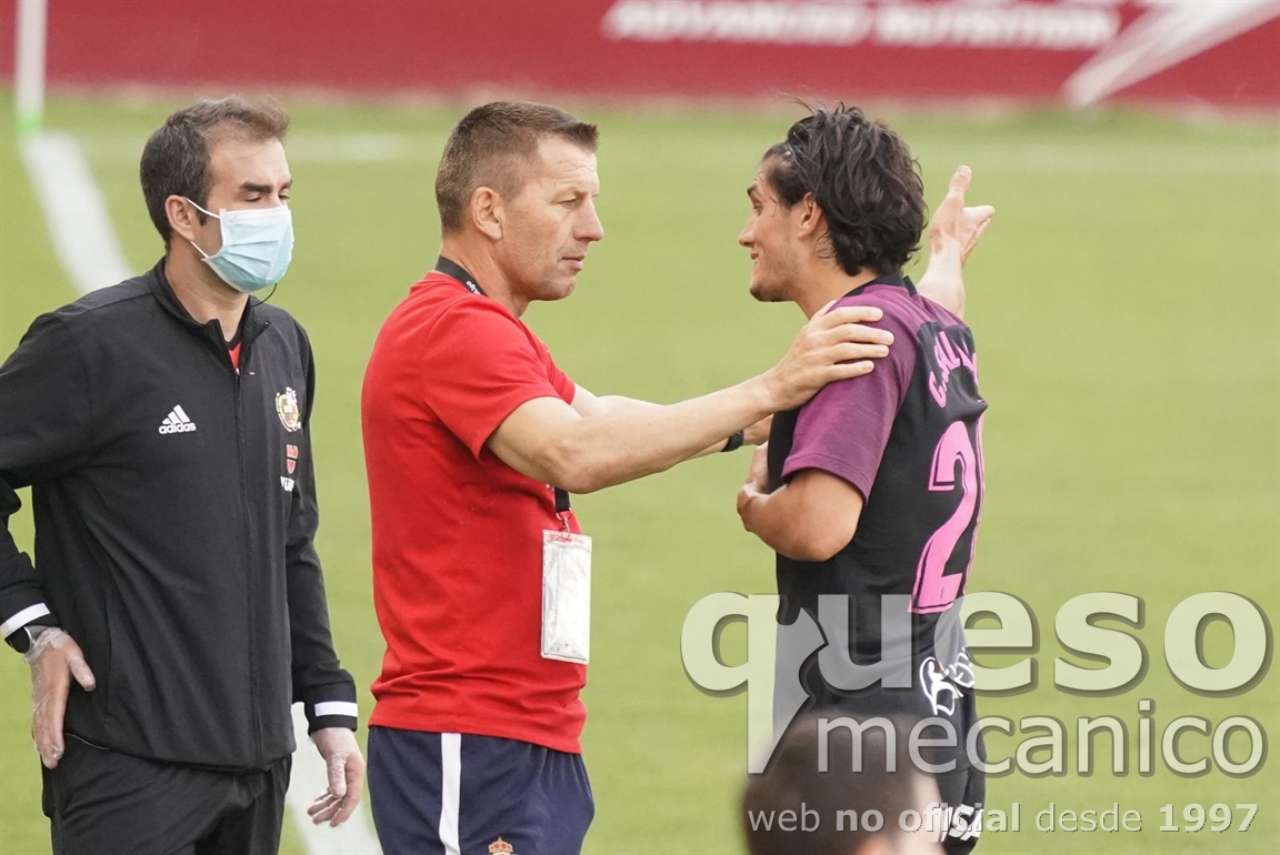 Miroslav Đjukić en la banda del Carlos Belmonte dando instrucciones a sus jugadores